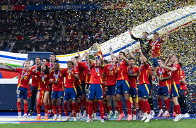 更凸显了天 更凸显了天